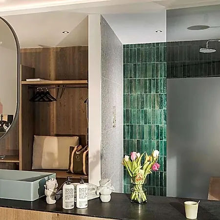 Coolnest Hotel